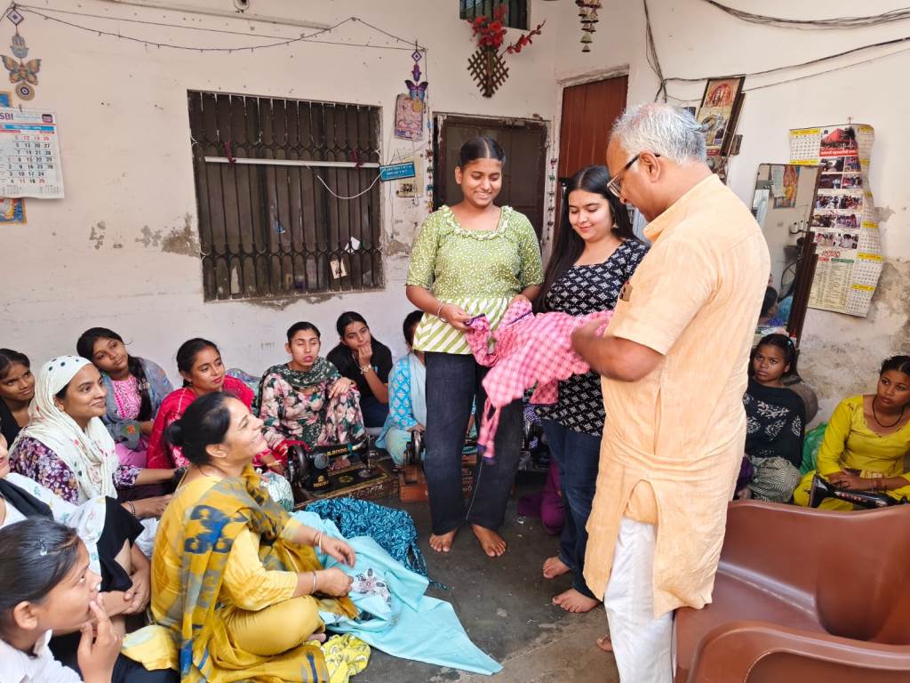जनहित समिति फ्री सिलाई सिखलाई केंद्र की लड़कियों ने समिति का जताया आभार